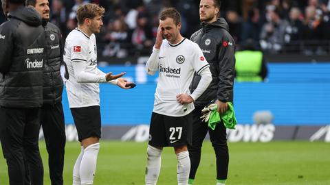 Die Spieler von Eintracht Frankfurt suchen derzeit nach Antworten auf Fragen.