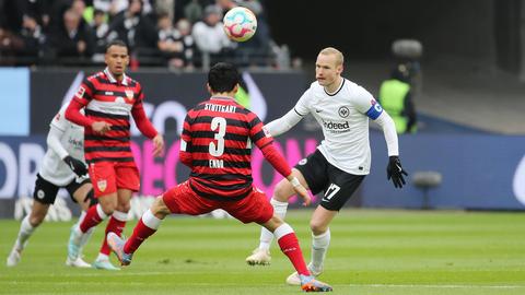 Rode (Eintracht) und Endo (VfB) im Kampf um den Ball.