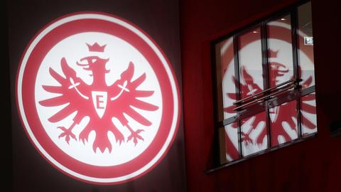 Der Eintracht-Adler spiegelt sich in einem Fenster.