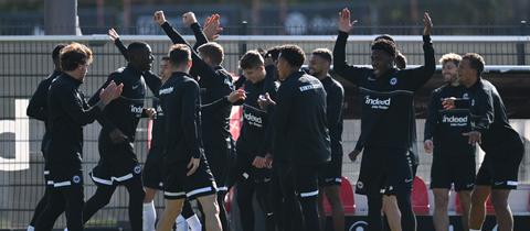 Gute Laune im Abschlusstraining der Eintracht