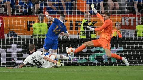 Kevin Trapp mit unglaublicher Parade in der Verlängerung.