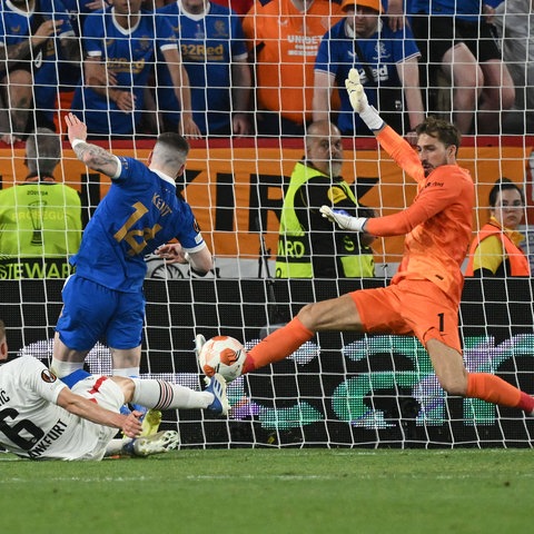 Kevin Trapp mit unglaublicher Parade in der Verlängerung.