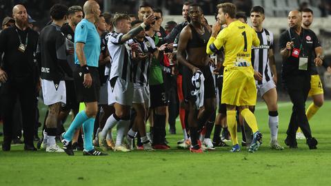 Nach Abpfiff gab es noch Tumulte auf dem Rasen von PAOK. Mittendrin: Eintracht-Schlussmann Kevin Trapp.