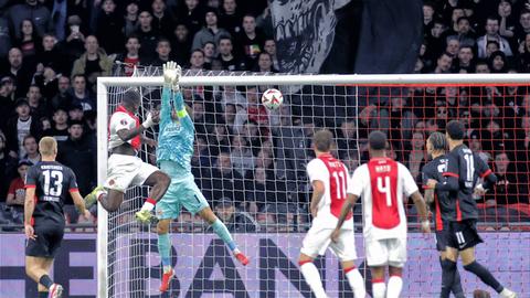 Eintracht-Torwart Kevin Trapp kann in Amsterdam das Gegentor nicht verhindern.