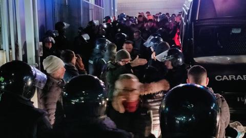 Eintracht-Ultras in Neapel werden von der Polizei empfangen