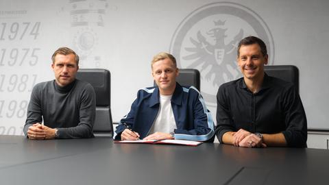 Markus Krösche und Timmo Hardung mit Eintracht-Neuzugang Donny van de Beek