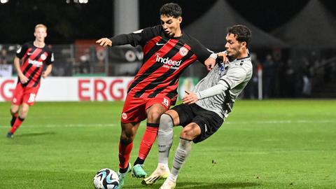 Farès Chaibi von Eintracht Frankfurt im Zweikampf mit Jeremias Lorch von Viktoria Köln