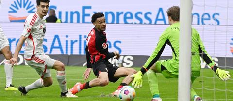 Hugo Ekitiké von Eintracht Frankfurt scheitert an Frederik Rönnow von Union Berlin