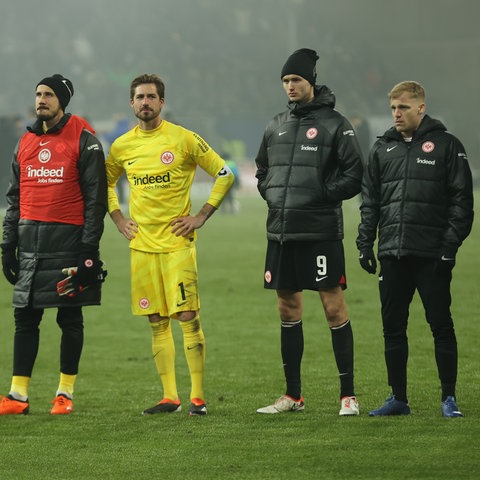 Die Eintracht-Spieler stehen nach dem Remis in Darmstadt enttäuscht da.
