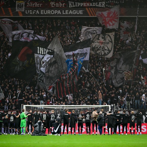 Die Eintracht-Mannschaft lässt sich von den Fans nach dem Barca-Spiel feiern