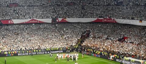 Eintracht-Team steht vor Fantribüne in Sevilla und lässt sich feiern