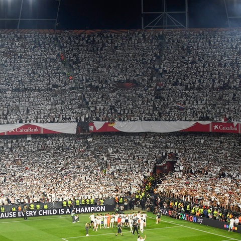 Eintracht-Team steht vor Fantribüne in Sevilla und lässt sich feiern