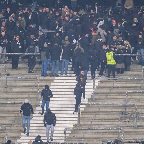 Die Fans von Eintracht Frankfurt verlassen den Block