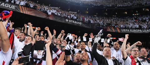 Eintracht-Fans feiern in Barcelona.