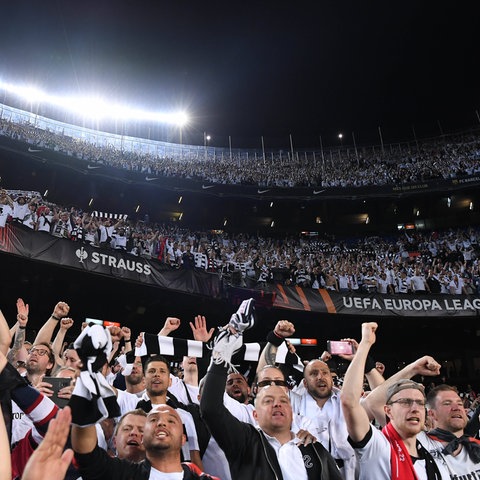 Eintracht-Fans feiern in Barcelona.