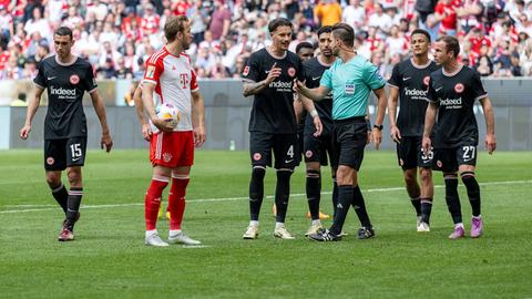 Robin Koch diskutiert mit dem Schiedsrichter vor Harry Kanes Elfmeter