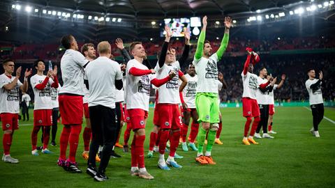 Die Eintracht-Spieler feiern in Stuttgart den Einzug ins DFB-Pokalfinale 