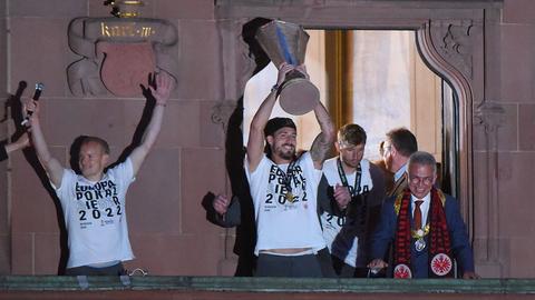 Kevin Trapp und Oberbürgermeister Feldmann auf dem Balkon.