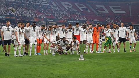 Das Team der Eintracht mit dem Europa-League-Pokal