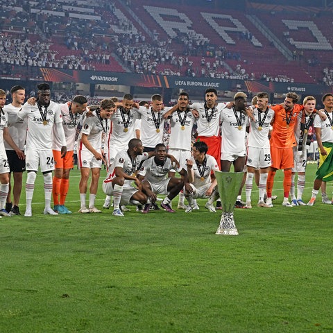 Das Team der Eintracht mit dem Europa-League-Pokal