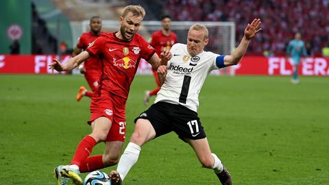 Sebastian Rode (r.) im Duell mit Konrad Laimer. 