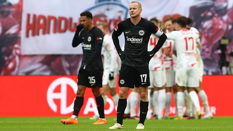 Hinten bejubeln die Leiziger den Treffer, vorne ärgert sich Sebastian Rode.