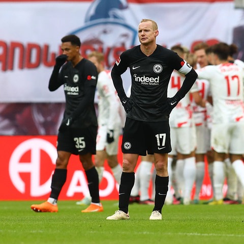 Hinten bejubeln die Leiziger den Treffer, vorne ärgert sich Sebastian Rode.