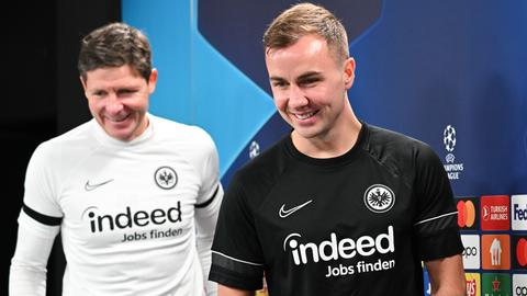 Oliver Glasner und Mario Götze kommen in den PK-Raum der Eintracht.