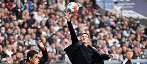 Oliver Glasner fängt einen Ball gegen Hoffenheim. 