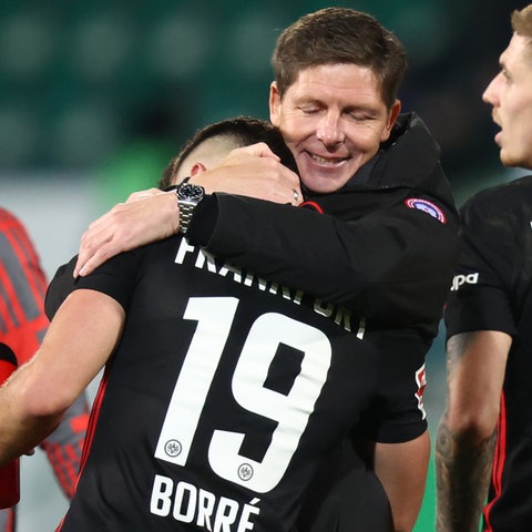 Eintracht-Trainer Oliver Glasner umarmt Borré