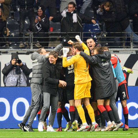Die Spieler und Trainer Oliver Glasner bejubeln das Tor gegen Union. 