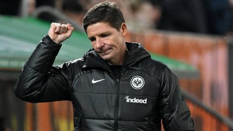 Eintracht-Trainer Oliver Glasner freut sich über den wichtigen Erfolg in Augsburg.