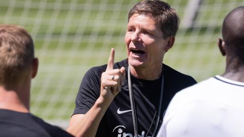Eintracht-Trainer Oliver Glasner hebt mahnend den Finger.