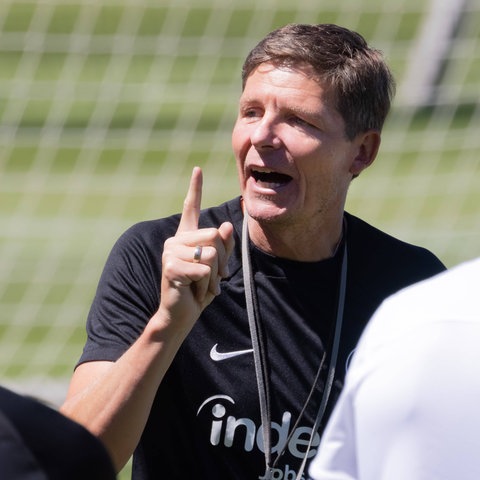 Eintracht-Trainer Oliver Glasner hebt mahnend den Finger.