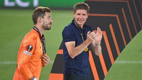 Eintracht-Trainer Oliver Glasner und Torwart Kevin Trapp nach dem Gewinn der Europa League