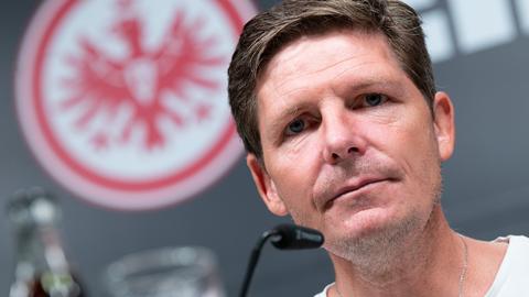 Oliver Glasner bei seiner Antritts-Pressekonferenz. Im Hintergrund ist das Eintracht-Zeichen unscharf zu sehen.