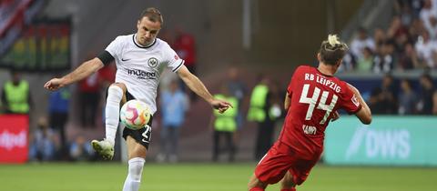 Mario Götze im Zweikampf mit Kevin Kampl