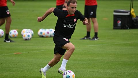 Götze mit Ball im Training