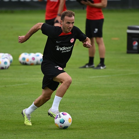 Götze mit Ball im Training