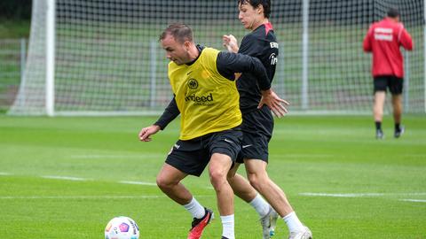 Götze im Training im Zweikampf mit Aaronson