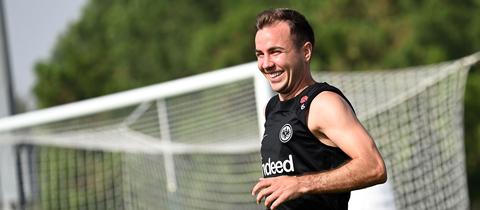 Mario Götze lacht im Trainingslager in Dubai.