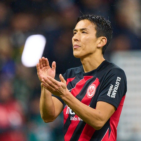 Makoto Hasebe applaudiert in Richtung Publikum