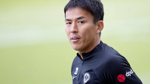 Hasebe im Trainingsanzug von Eintracht Frankfurt.