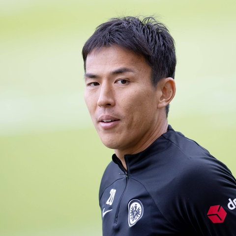 Hasebe im Trainingsanzug von Eintracht Frankfurt.