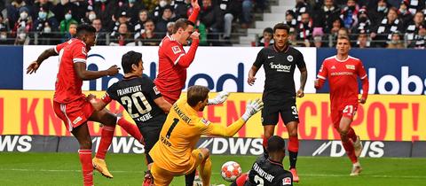Makoto Hasebe, Evan N'Dicka und Tuta