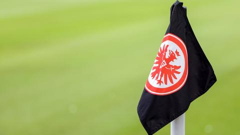 Eckfahne mit dem Logo von Eintracht Frankfurt