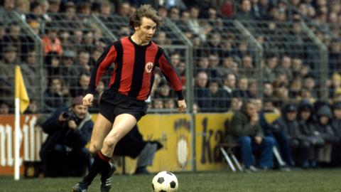 Bernd Hölzenbein auf dem Feld für die Eintracht, circa 1970.