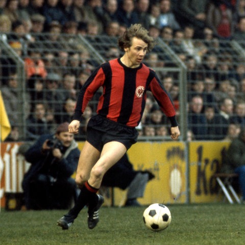 Bernd Hölzenbein auf dem Feld für die Eintracht, circa 1970.