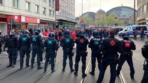 Die Polizei trennt im Bahnhofsviertel die Eintracht- und die Lüttich-Fans.