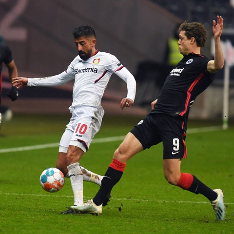 Ein Zweikampf aus dem Hinspiel der Eintracht gegen Leverkusen.